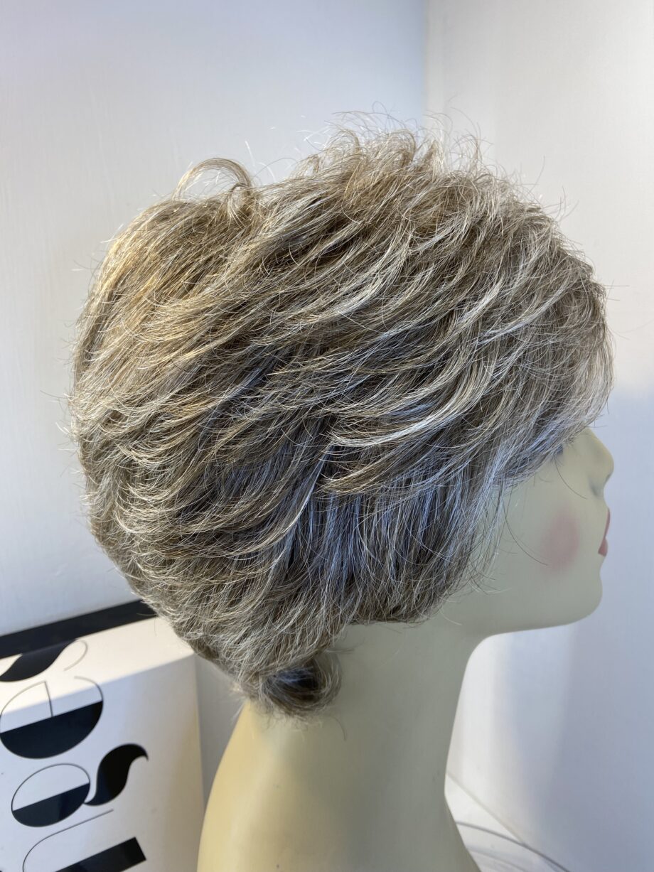 Stylish blonde new designer donated wig. Bblsw484