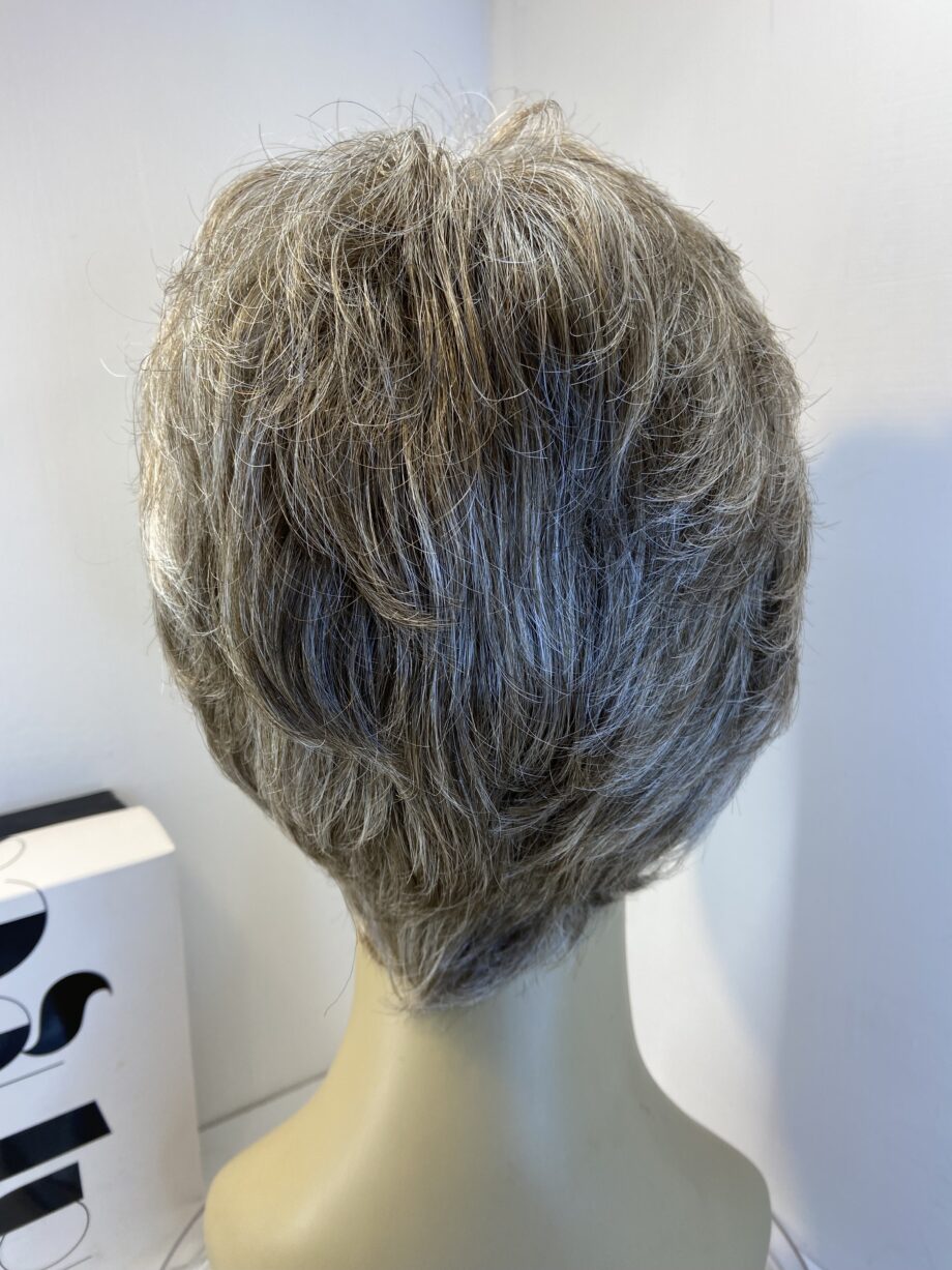 Stylish blonde new designer donated wig. Bblsw484