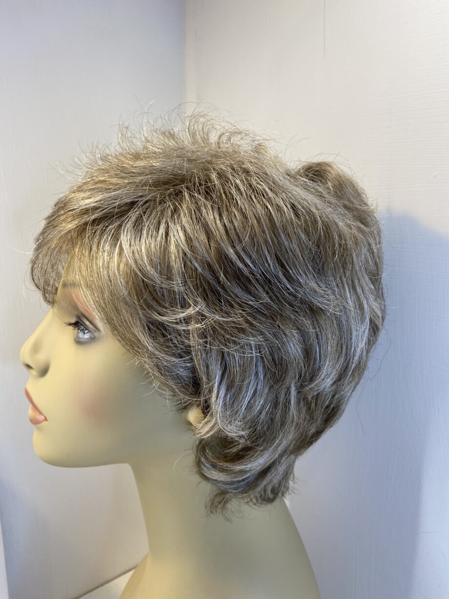 Stylish blonde new designer donated wig. Bblsw484