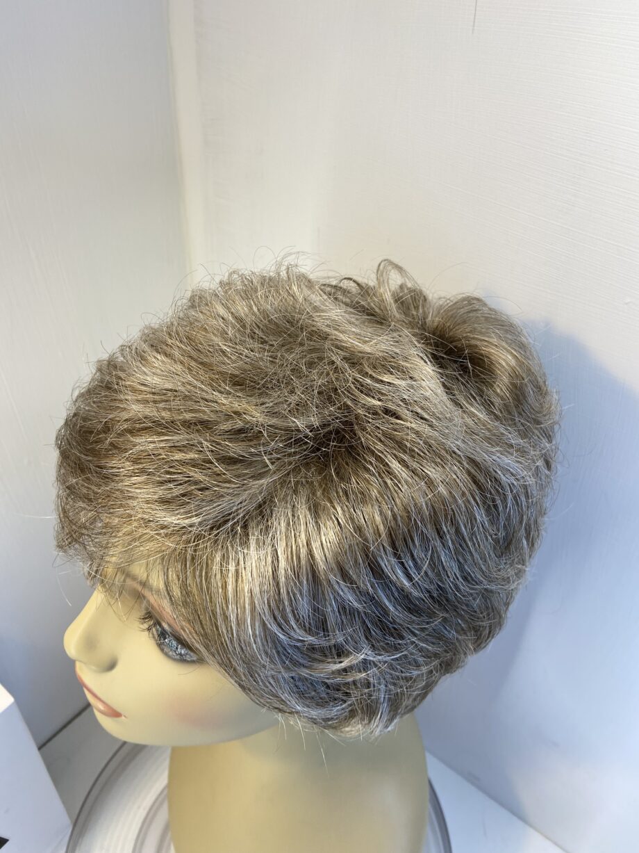 Stylish blonde new designer donated wig. Bblsw484