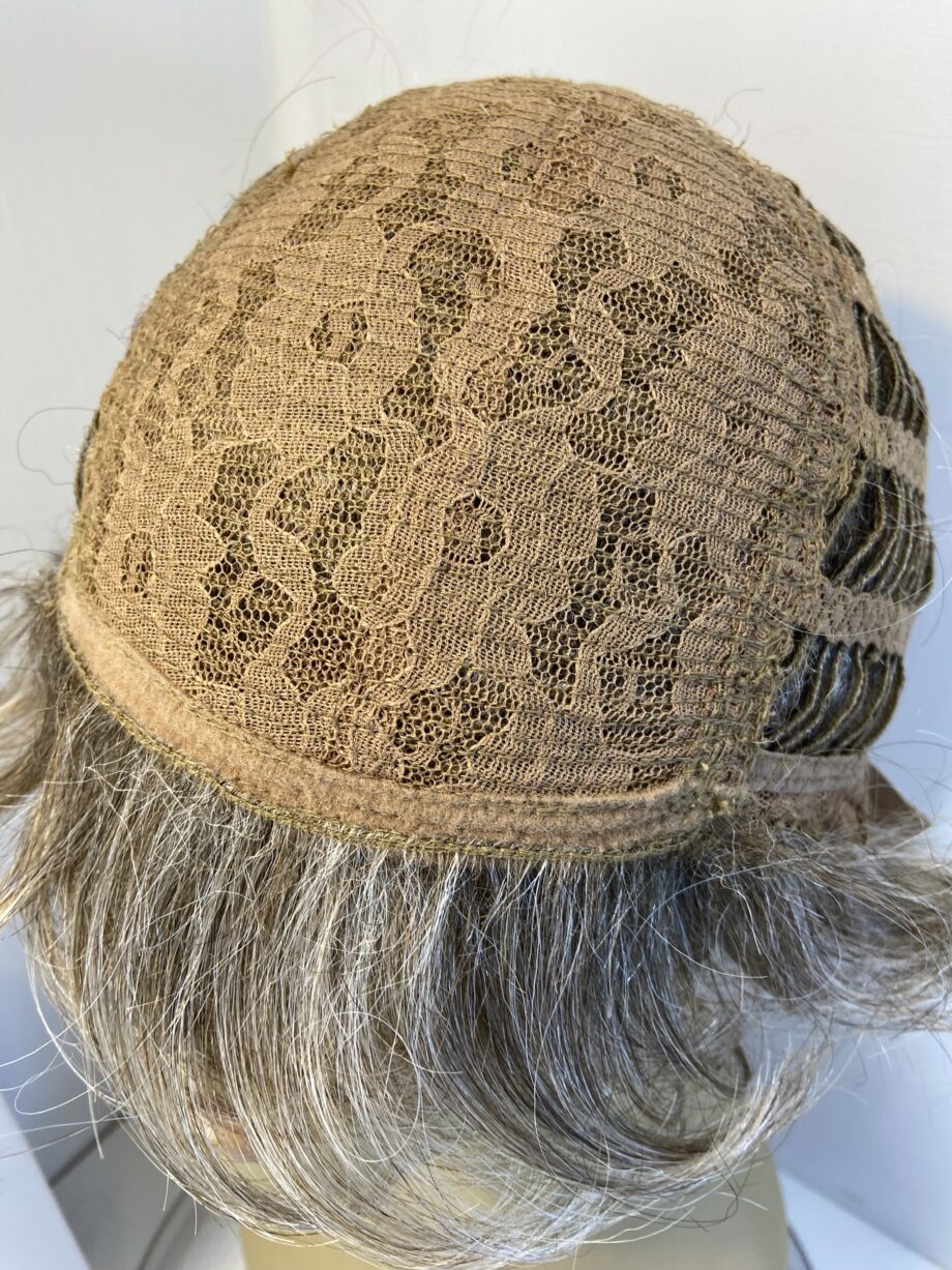 Stylish blonde new designer donated wig. Bblsw484