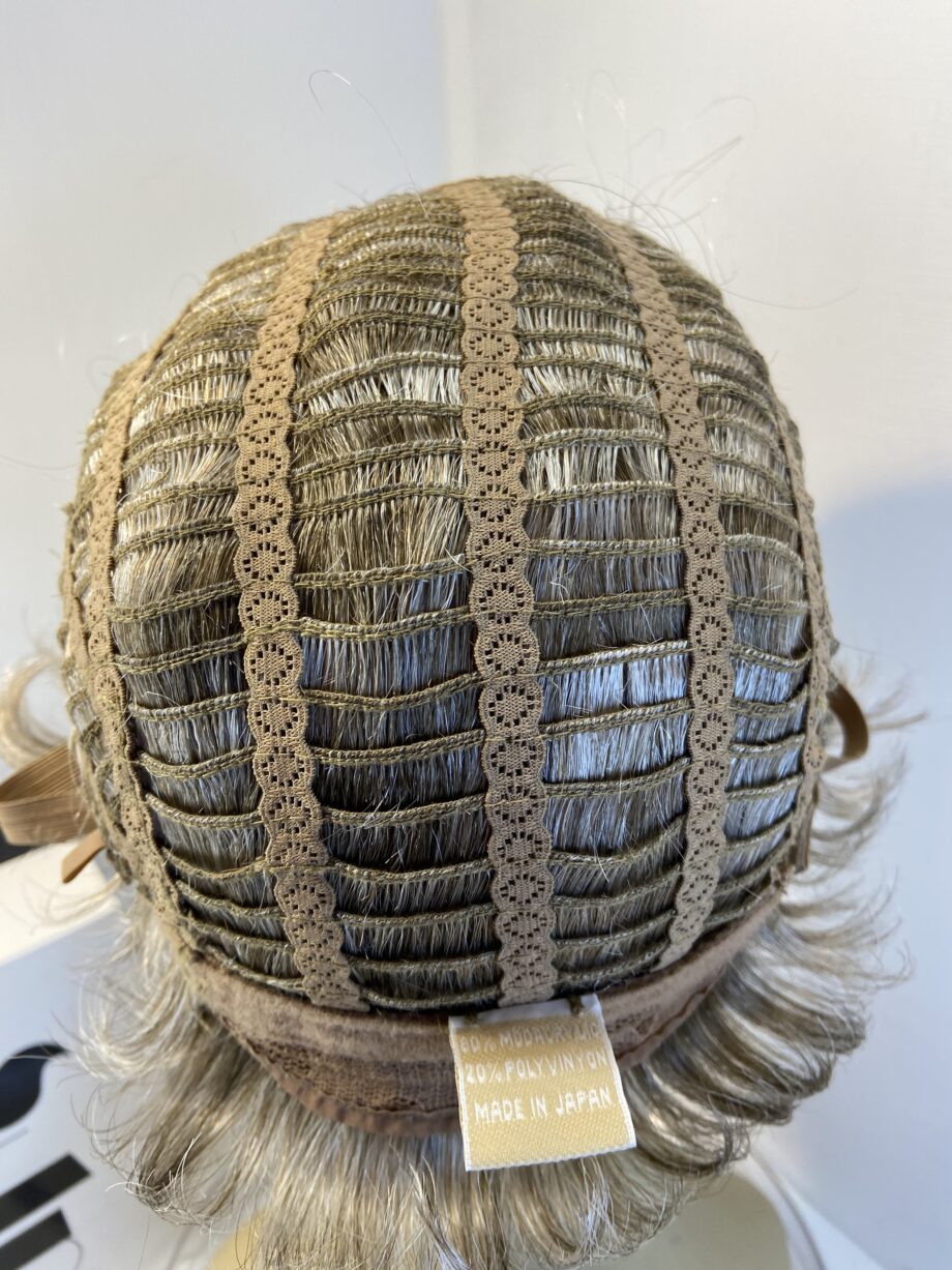 Stylish blonde new designer donated wig. Bblsw484