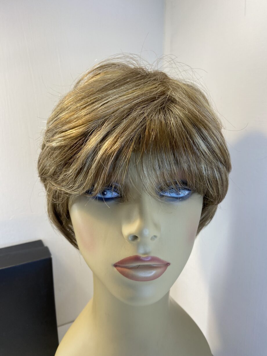 Stunning blonde designer wig. Sentoo. Bbrss487