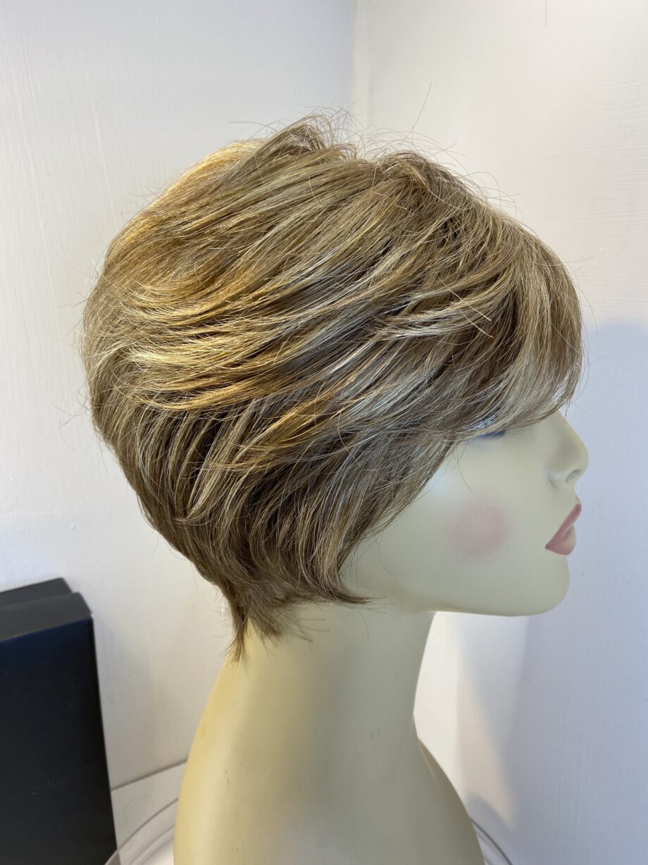 Stunning blonde designer wig. Sentoo. Bbrss487