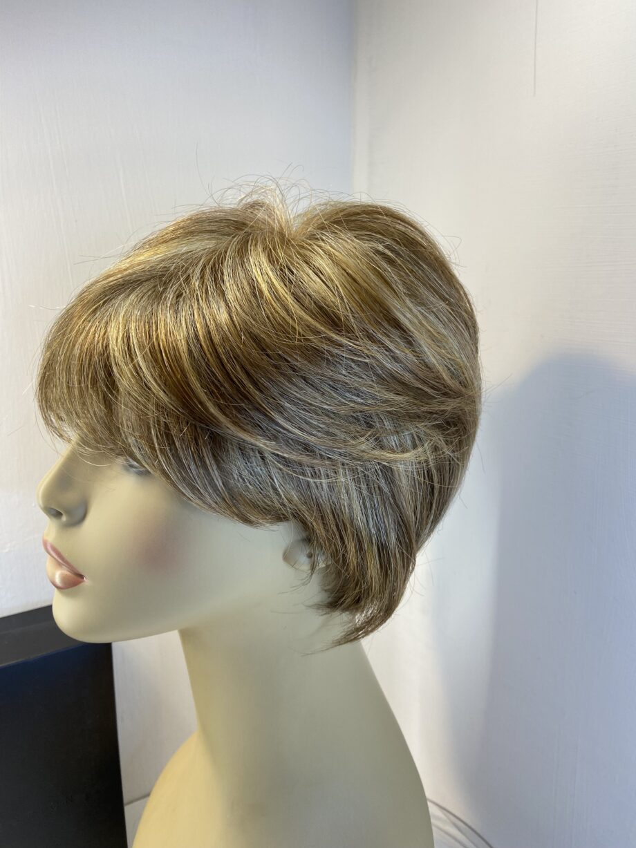 Stunning blonde designer wig. Sentoo. Bbrss487