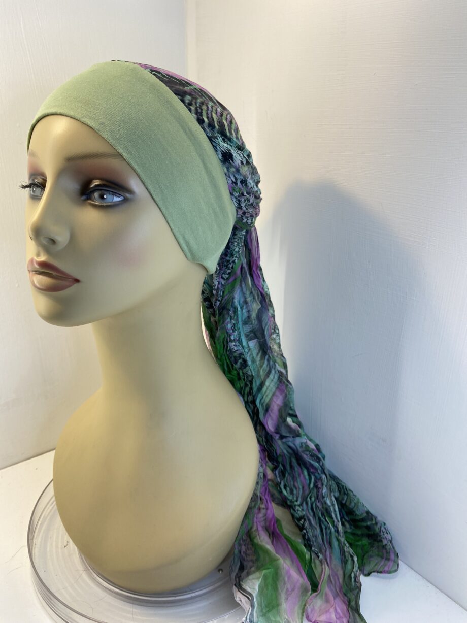 Green colourful head wear. 119