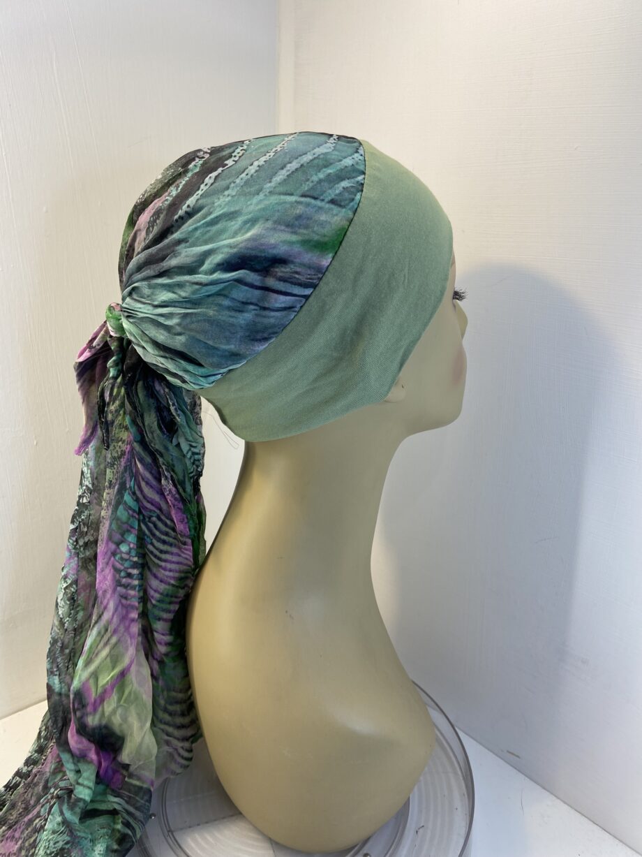 Green colourful head wear. 119