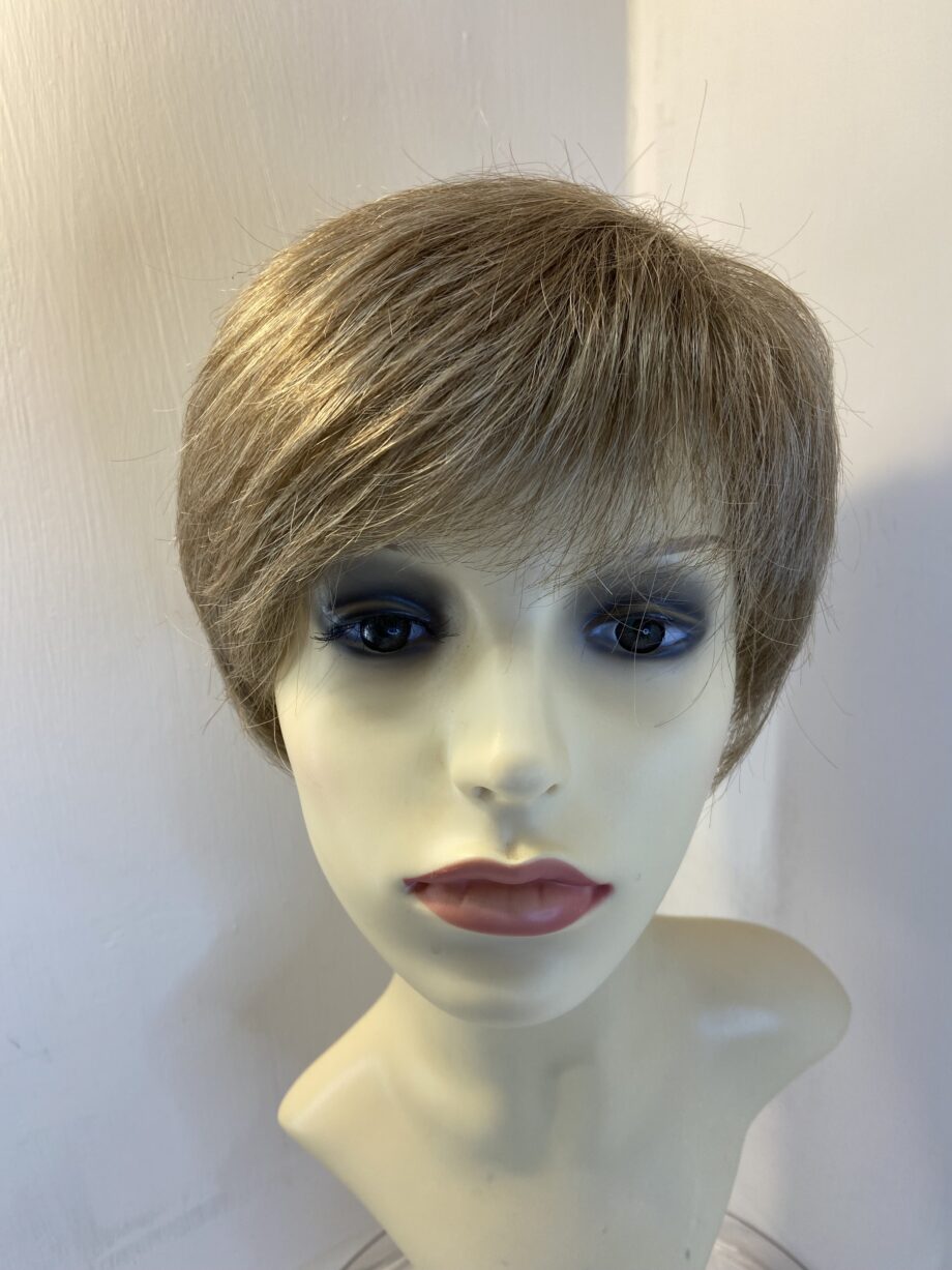 Short superb blonde Adolfo wig. Blss808