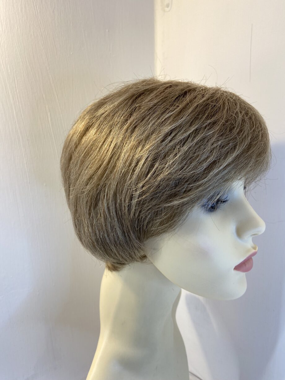Short superb blonde Adolfo wig. Blss808