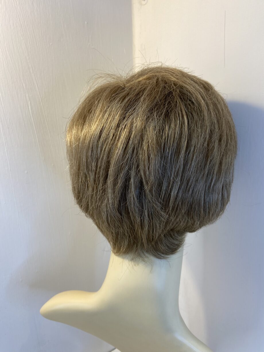 Short superb blonde Adolfo wig. Blss808