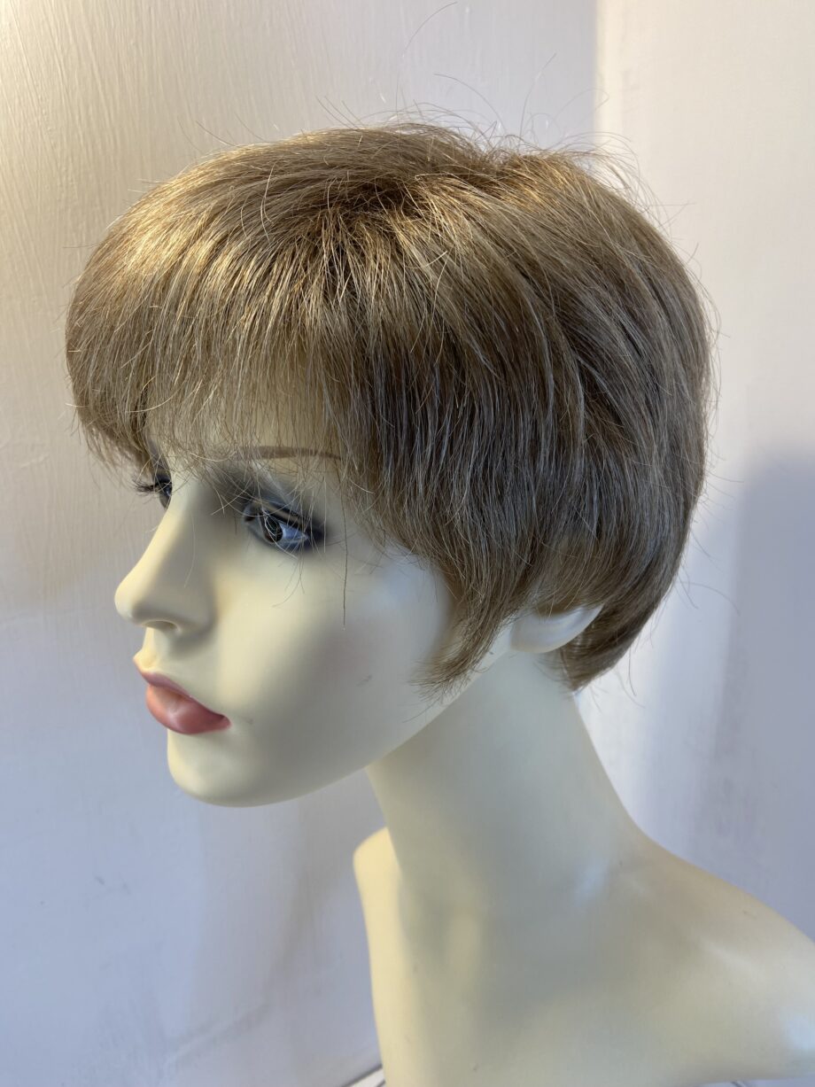 Short superb blonde Adolfo wig. Blss808