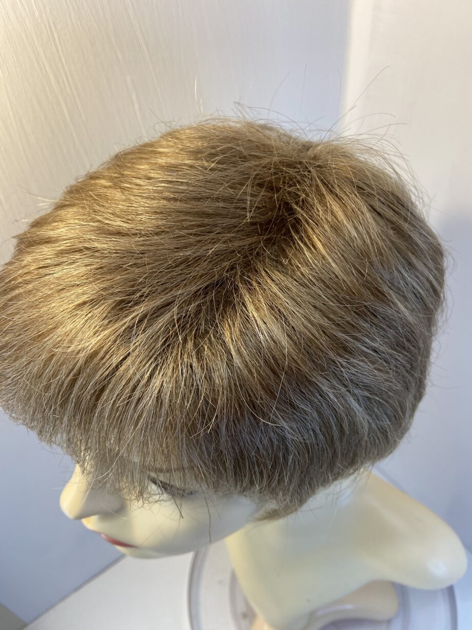 Short superb blonde Adolfo wig. Blss808