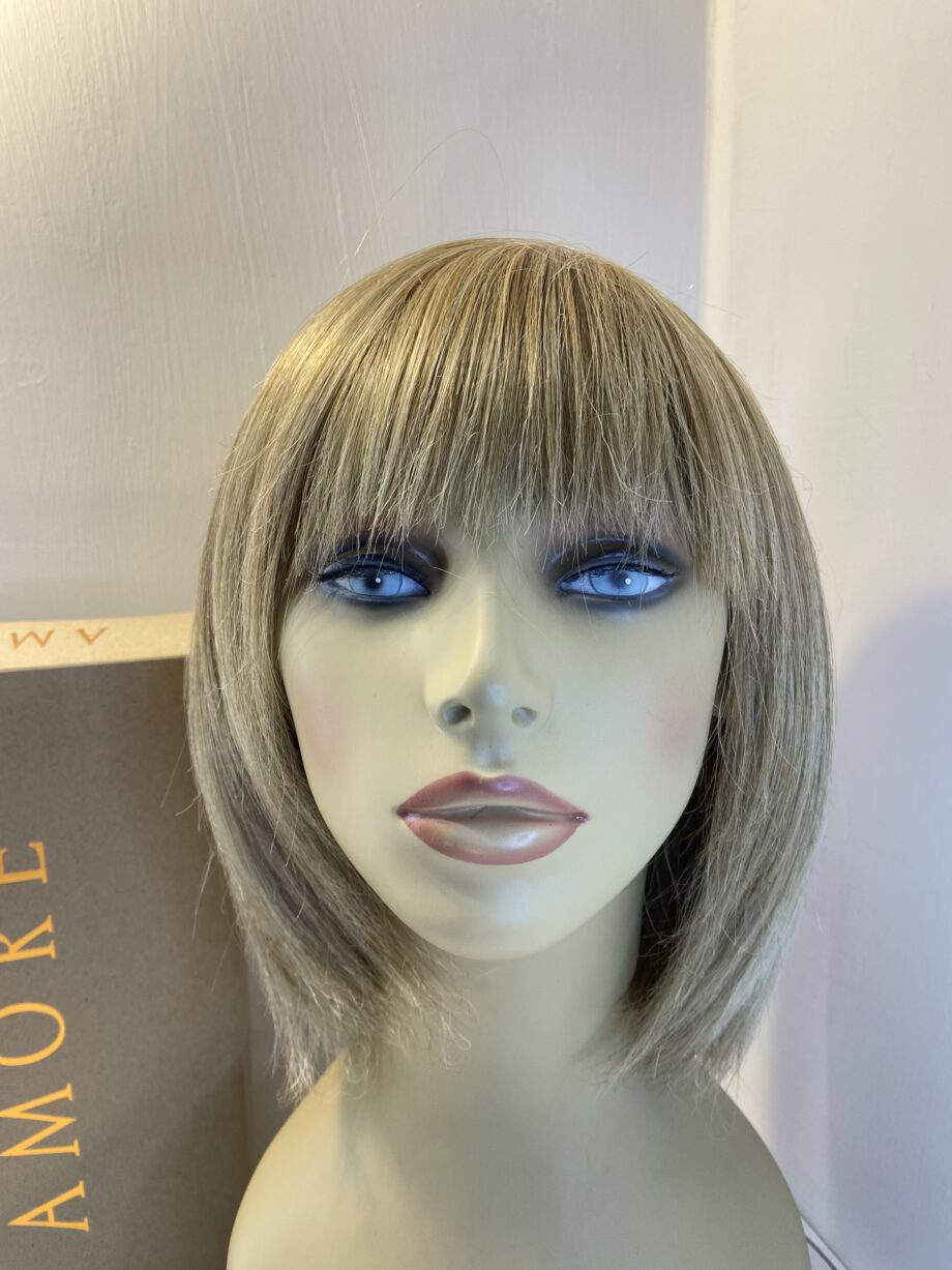 Blonde Amore mid length wig. Bblms480