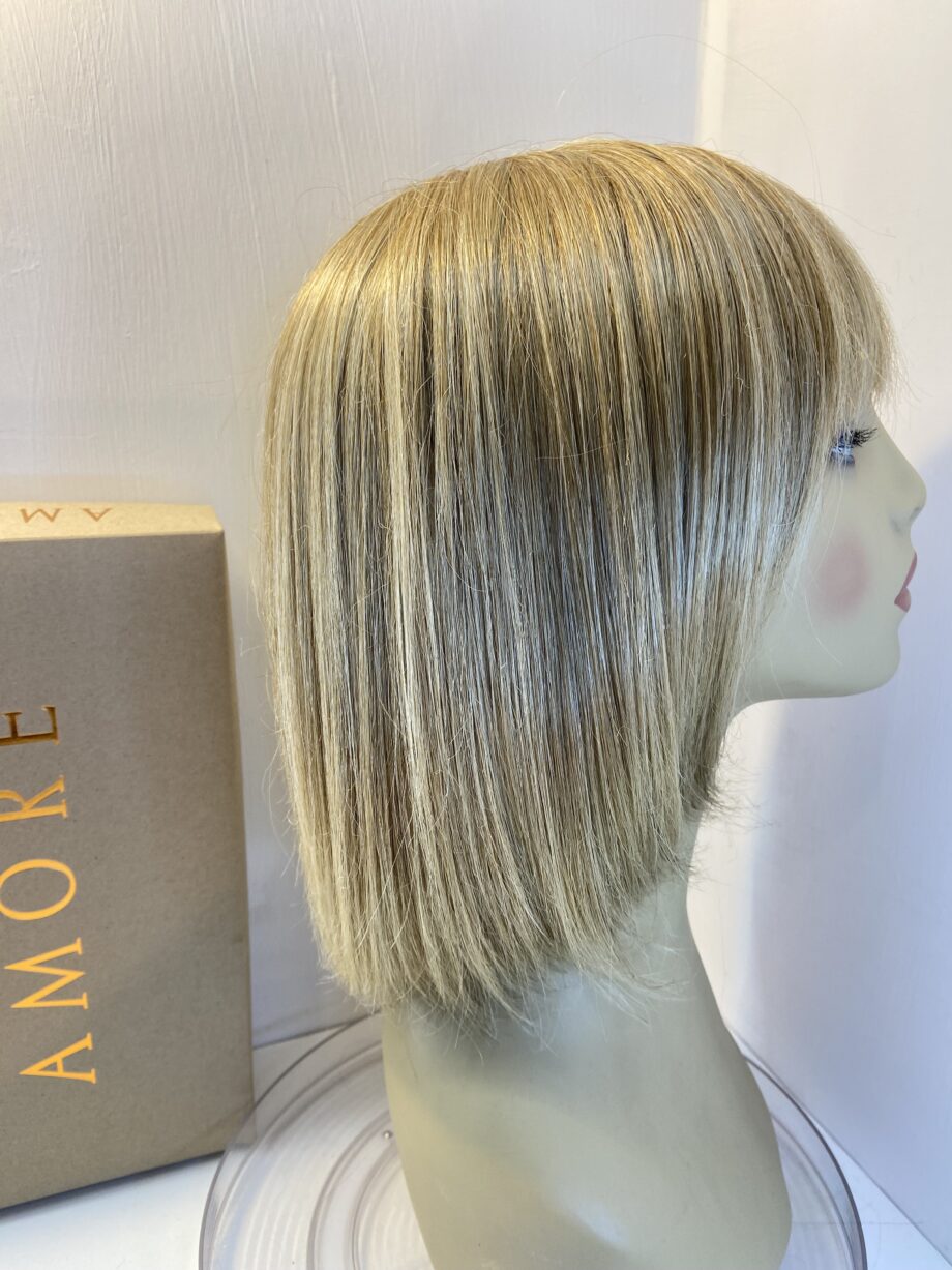 Blonde Amore mid length wig. Bblms480