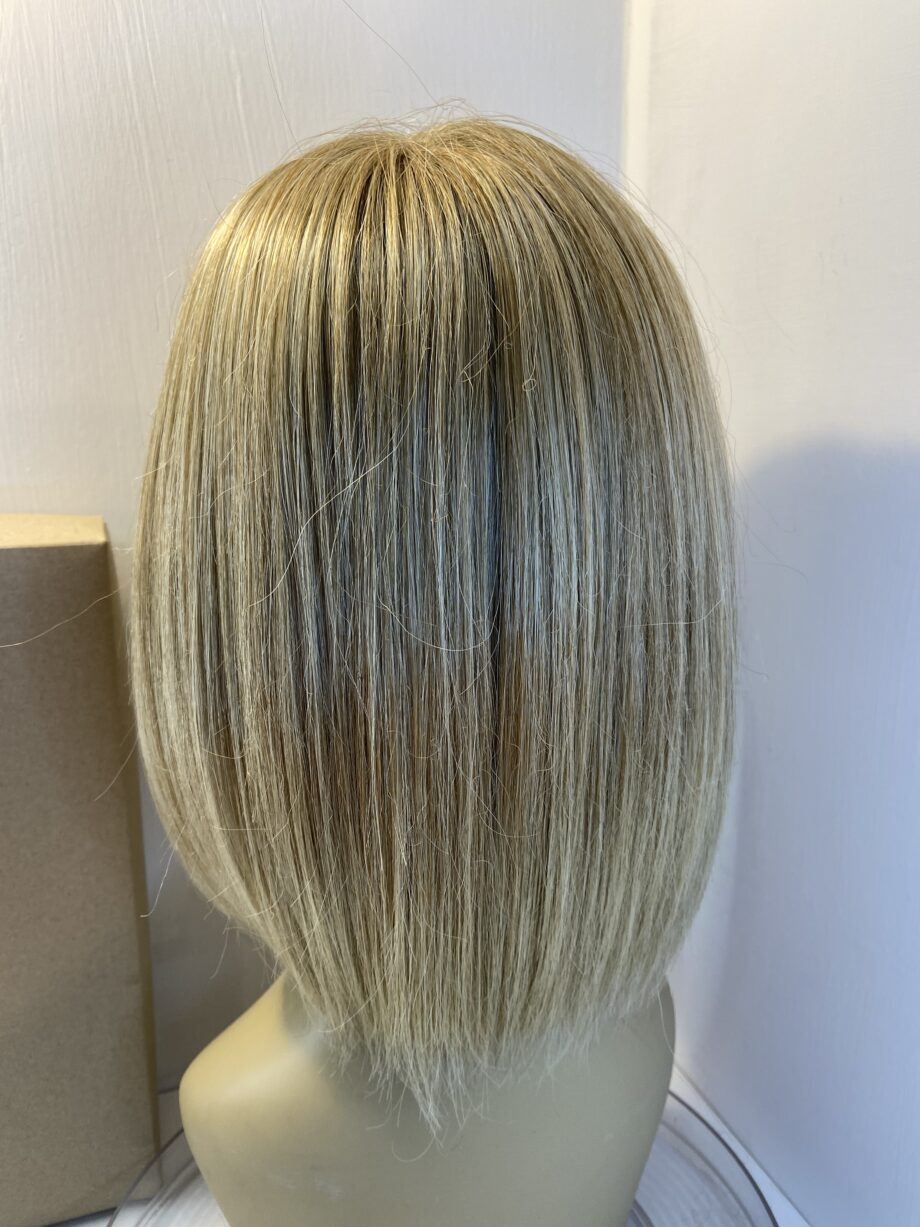 Blonde Amore mid length wig. Bblms480