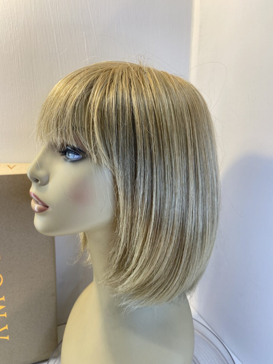 Blonde Amore mid length wig. Bblms480