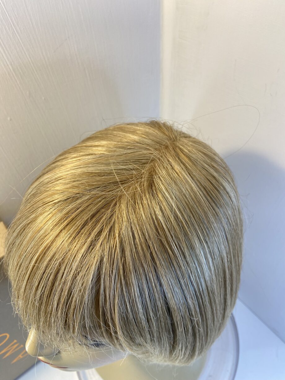Blonde Amore mid length wig. Bblms480