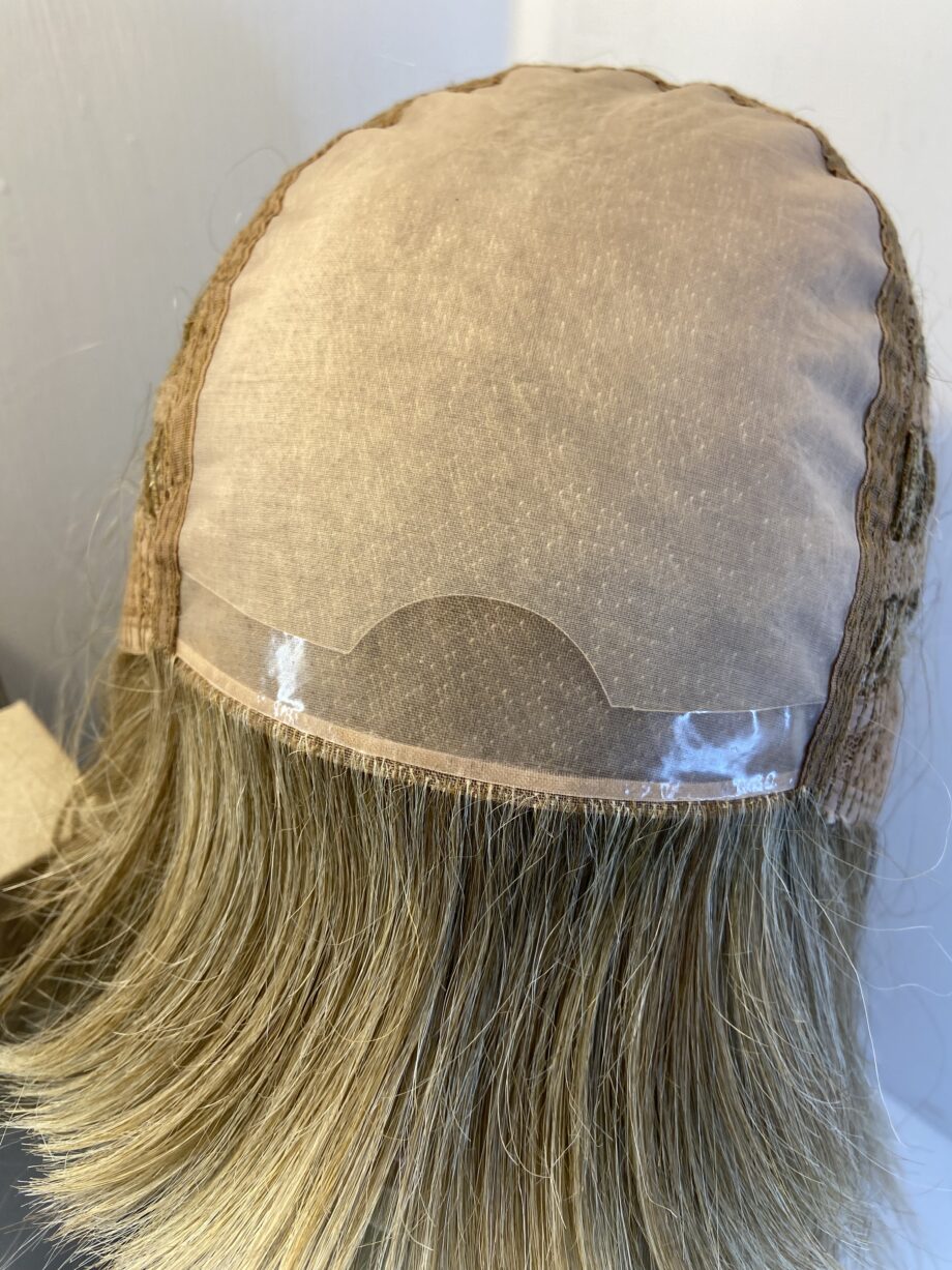 Blonde Amore mid length wig. Bblms480