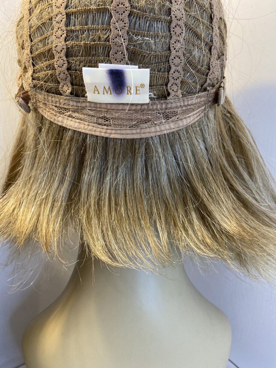 Blonde Amore mid length wig. Bblms480