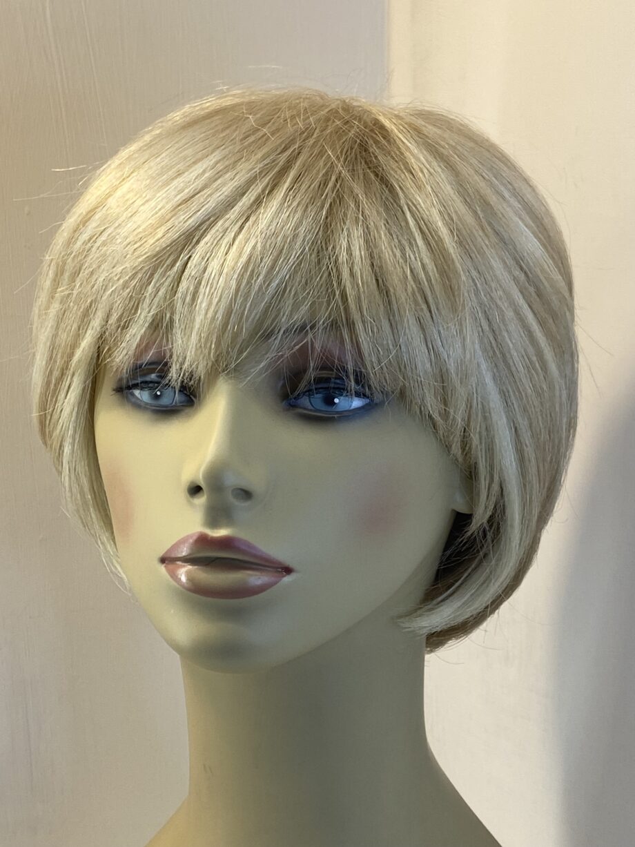 Blonde sentoo wig. Bkss604