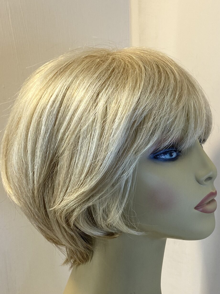 Blonde sentoo wig. Bkss604