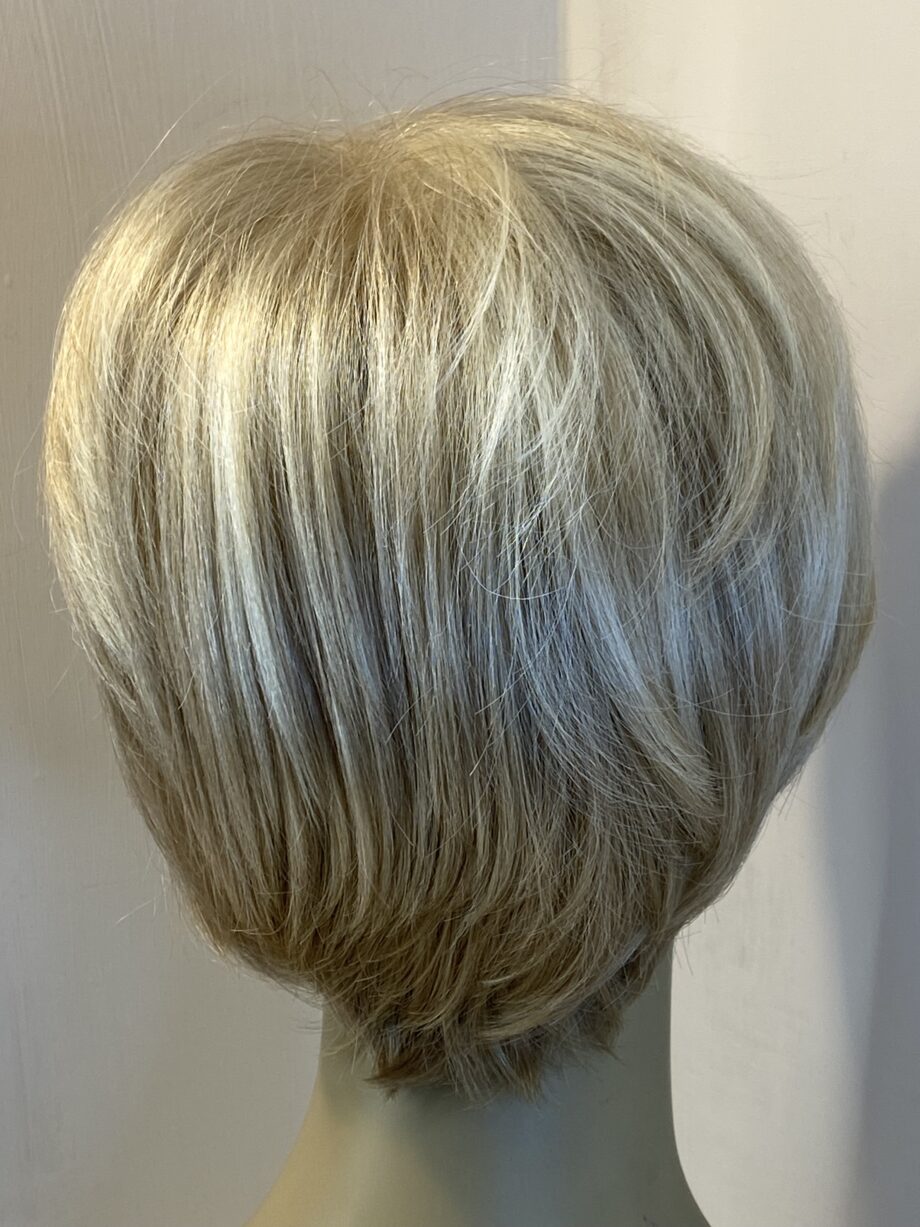 Blonde sentoo wig. Bkss604