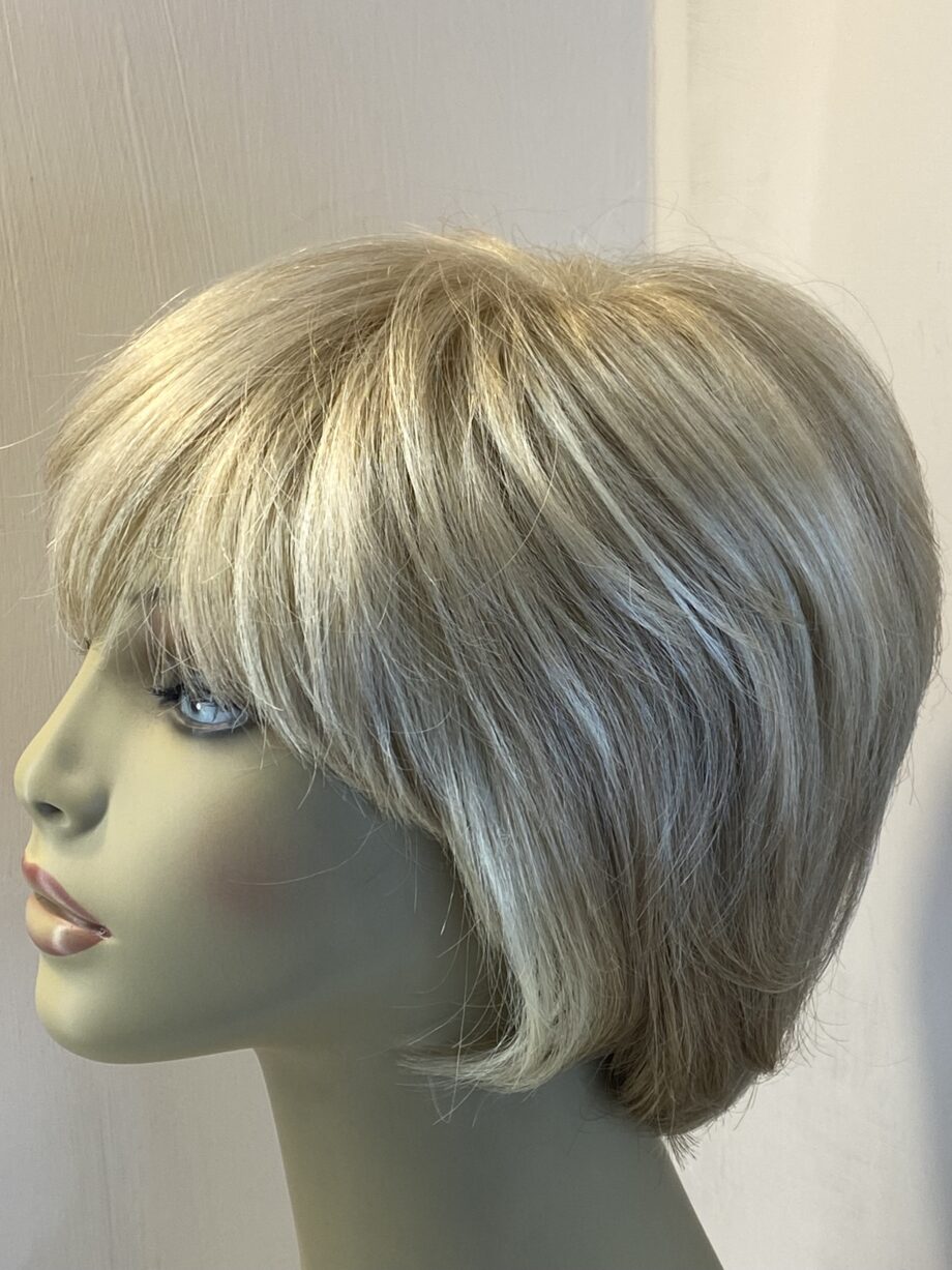 Blonde sentoo wig. Bkss604