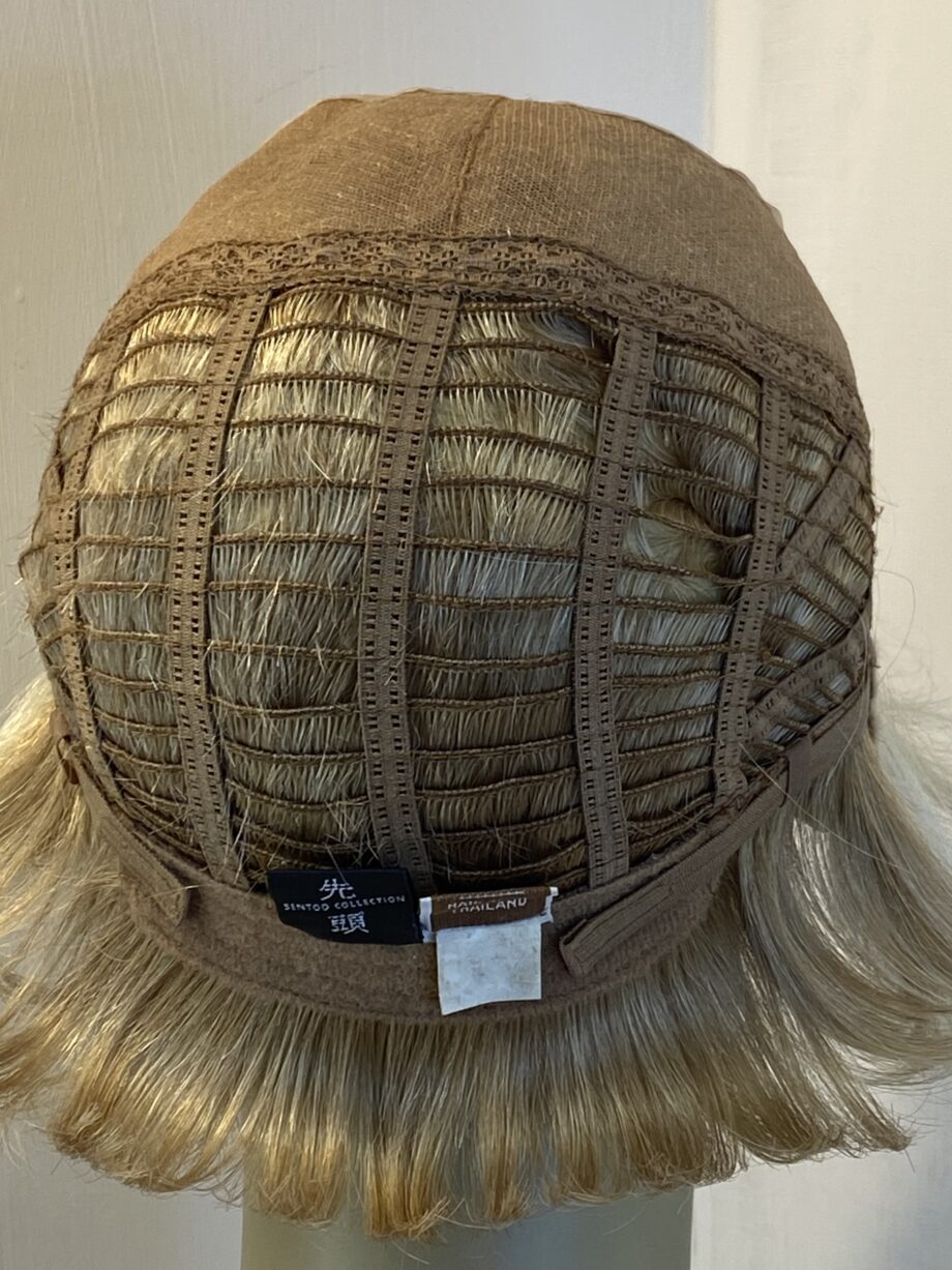 Blonde sentoo wig. Bkss604