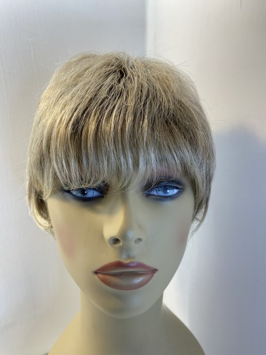 Short blonde rooted wig. Blss606
