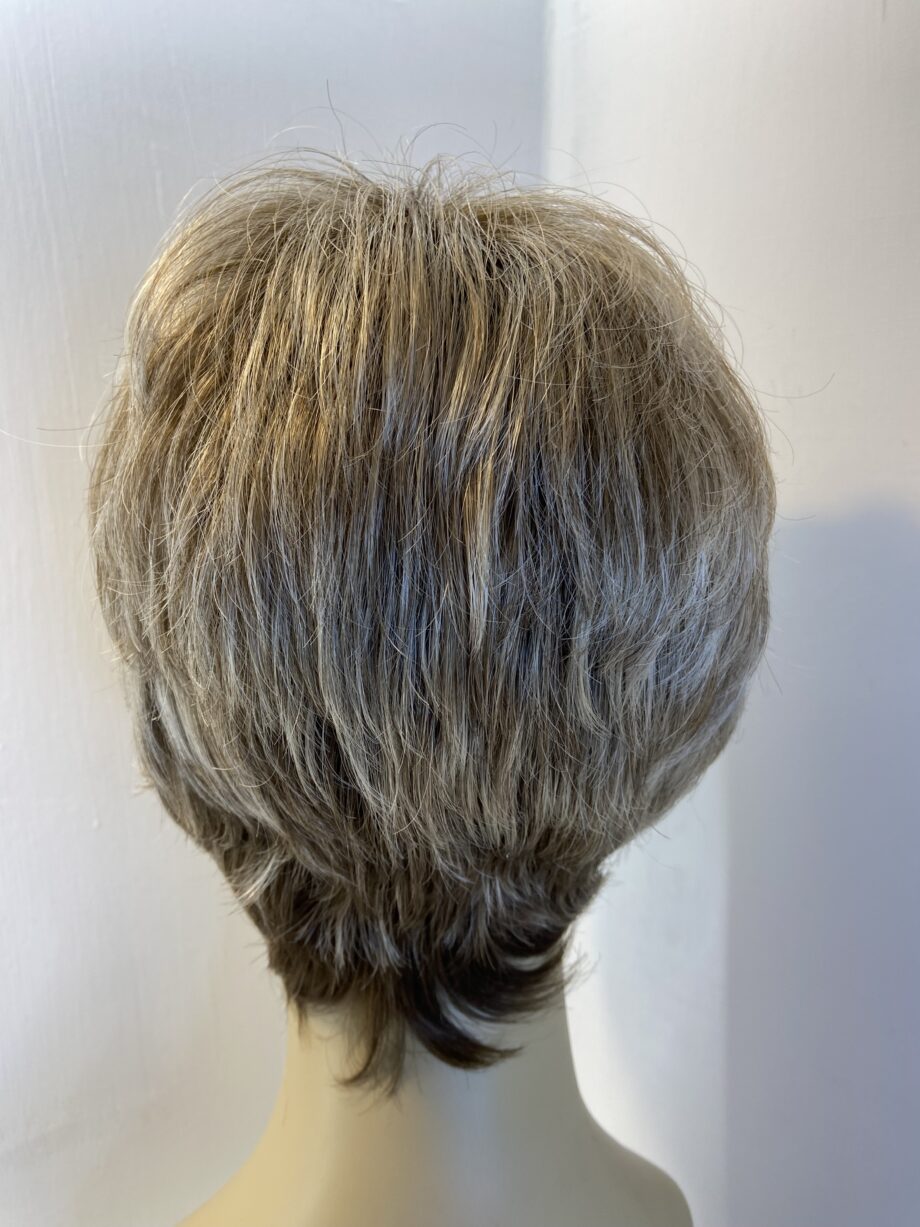 Short blonde rooted wig. Blss606