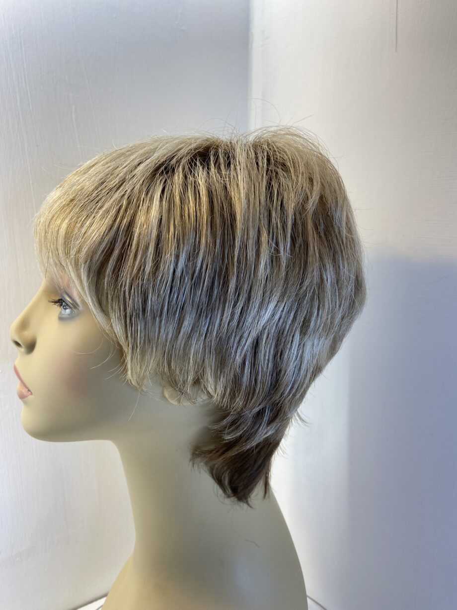 Short blonde rooted wig. Blss606
