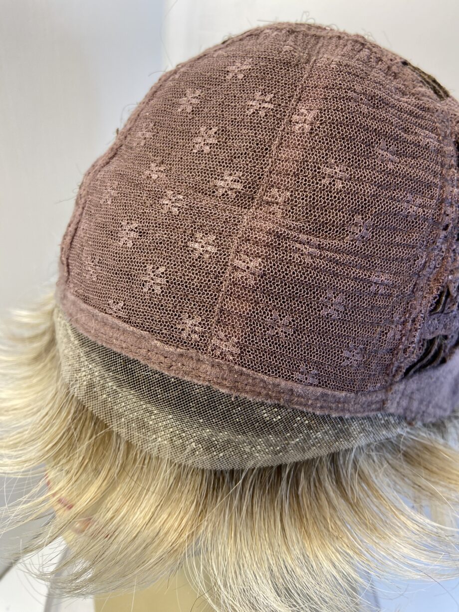 Short blonde rooted wig. Blss606