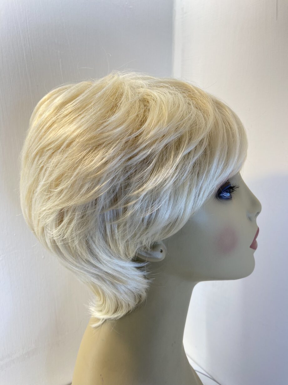 New blonde short wig. Blss607