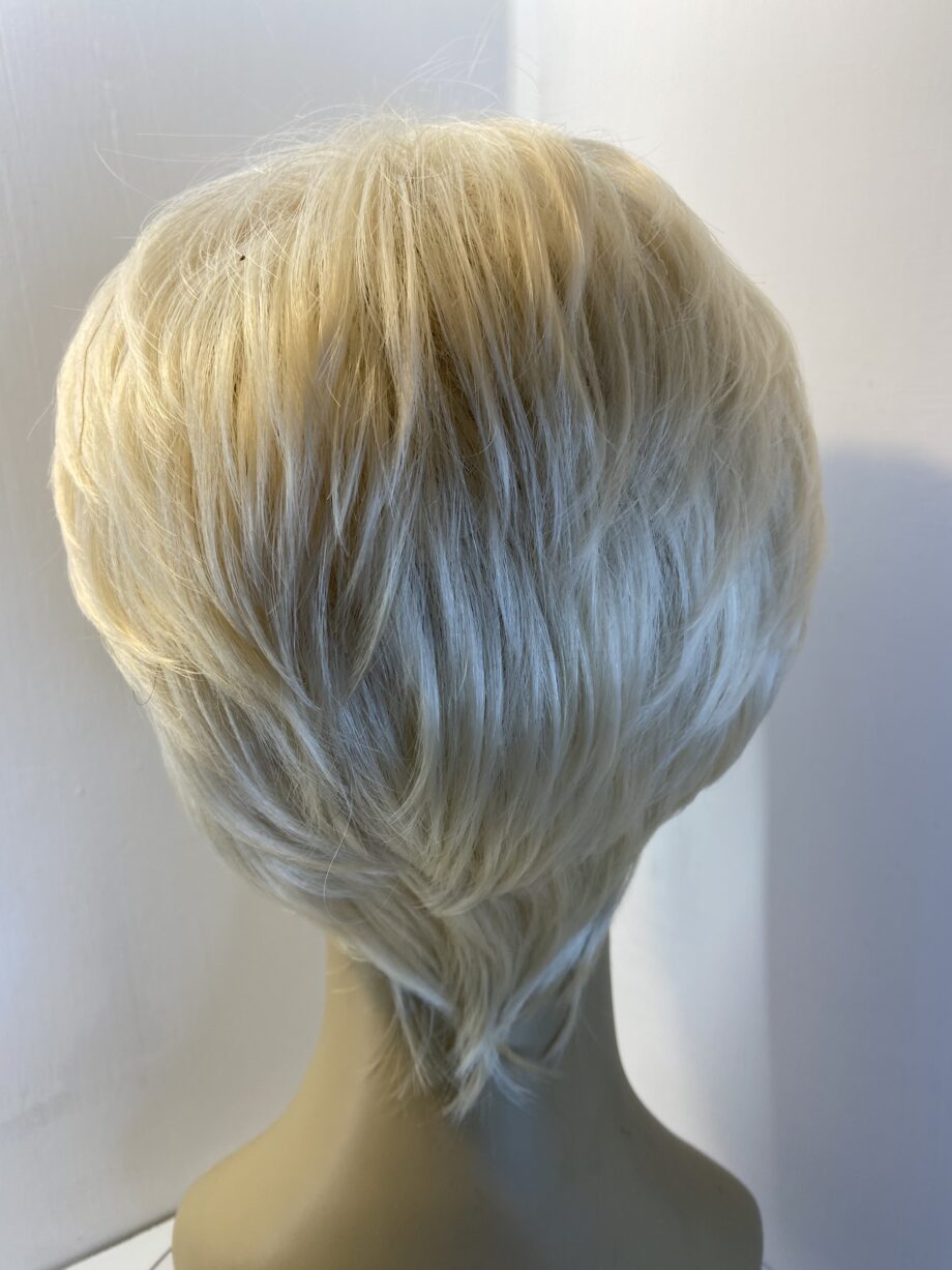 New blonde short wig. Blss607