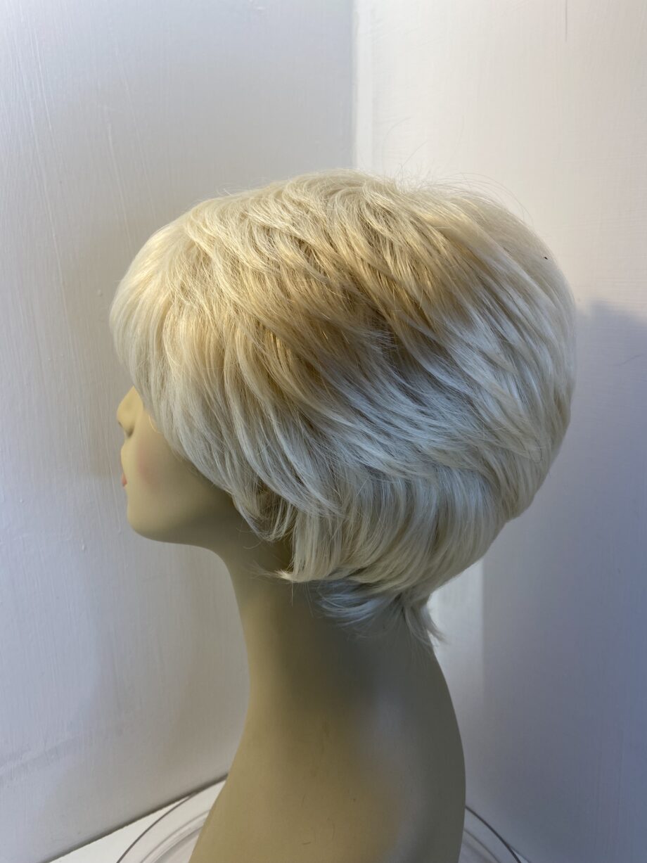 New blonde short wig. Blss607