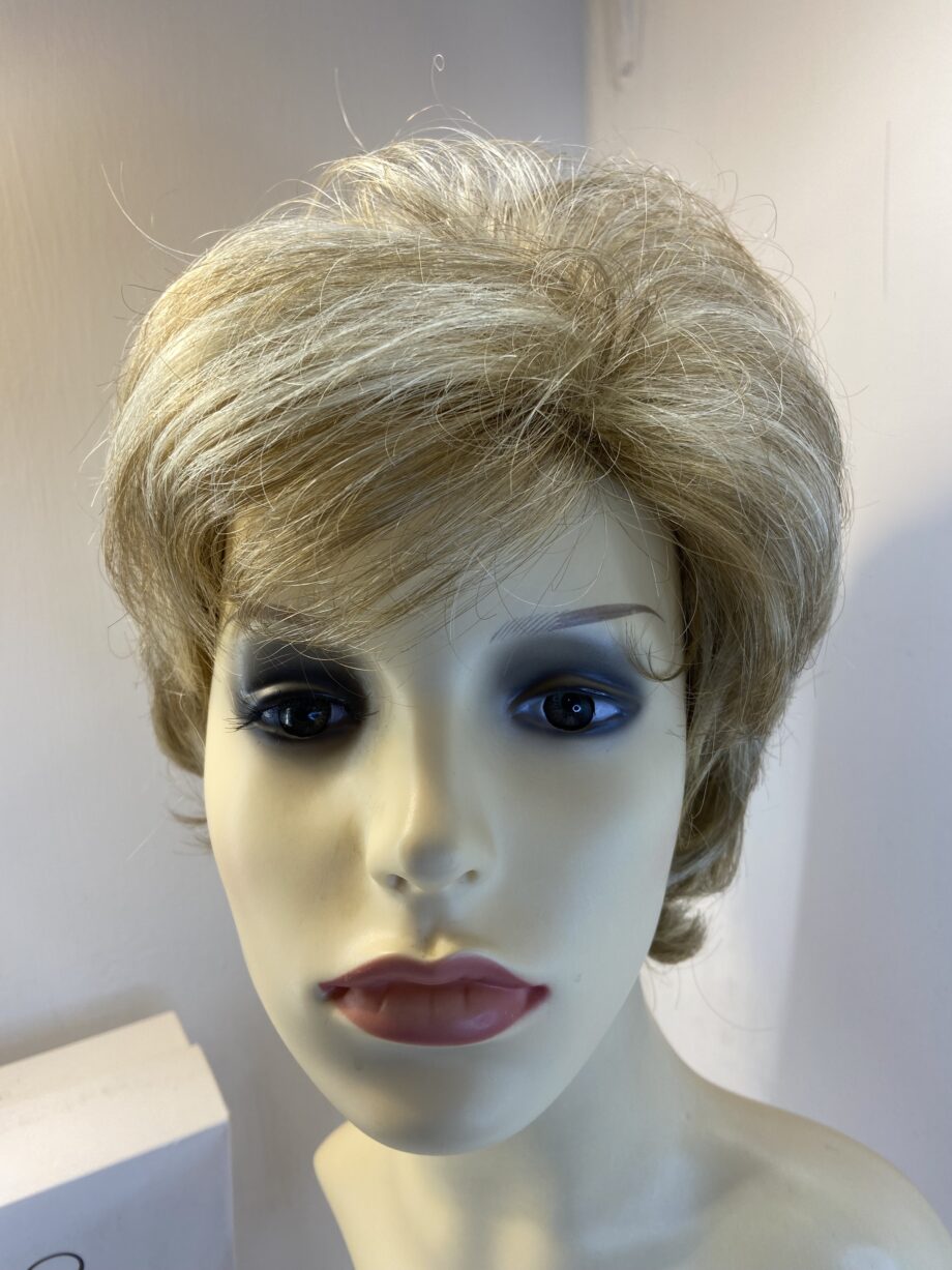 New blonde Rene of Paris creamy toffee wig. Bblcs485