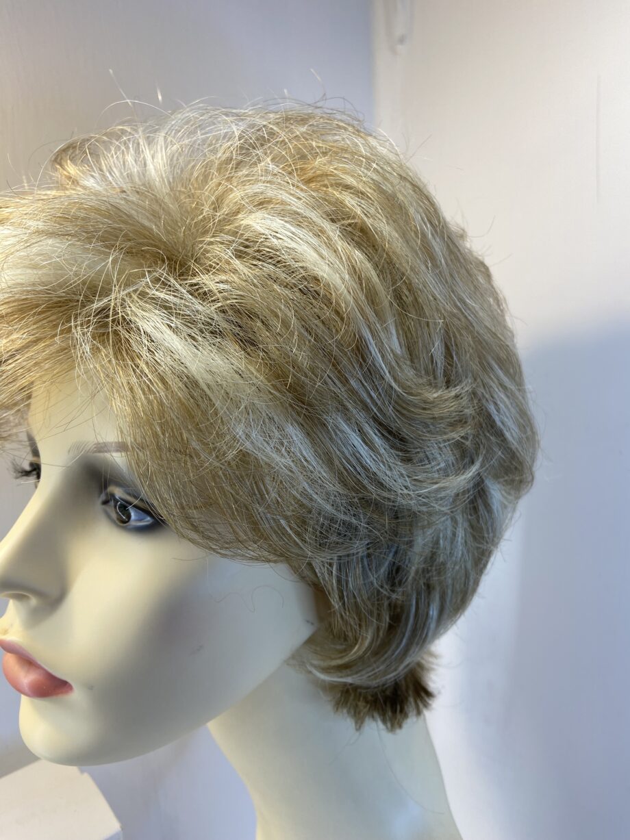 New blonde Rene of Paris creamy toffee wig. Bblcs485