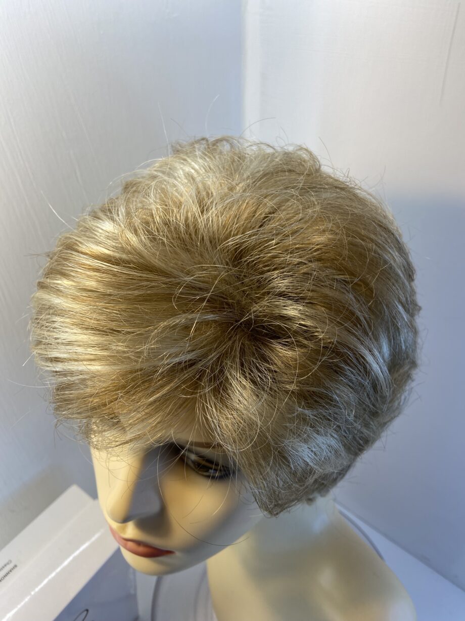 New blonde Rene of Paris creamy toffee wig. Bblcs485