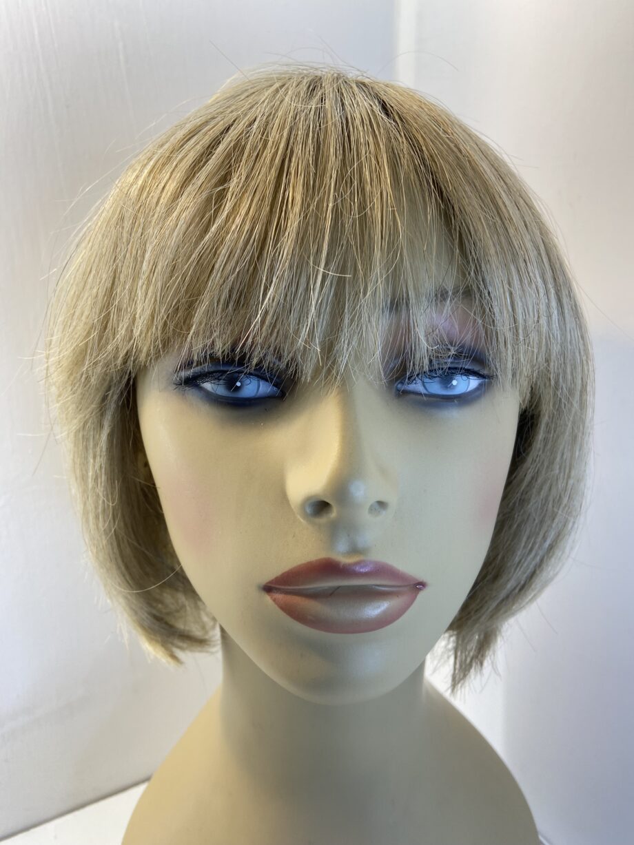 Rooted blonde mid length wig. Blms811