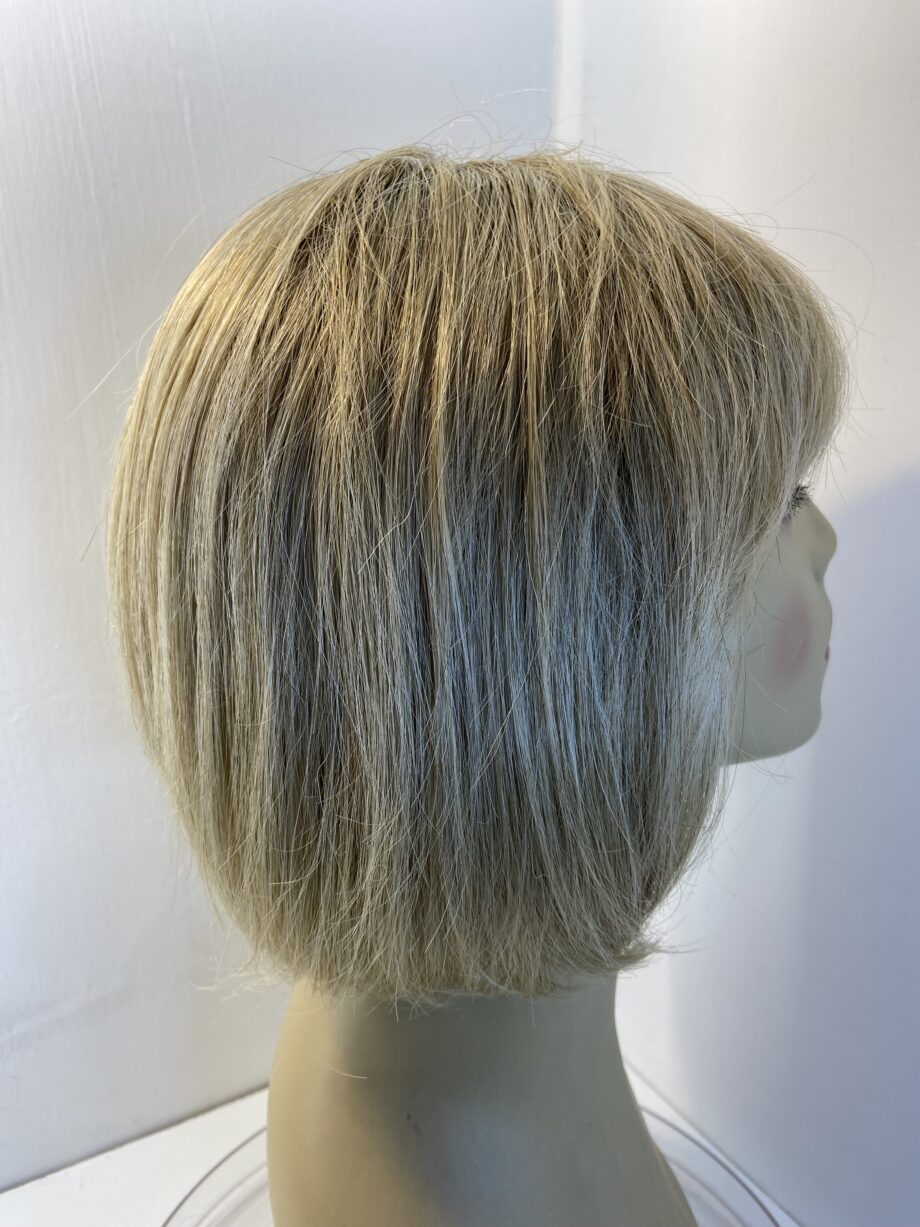 Rooted blonde mid length wig. Blms811