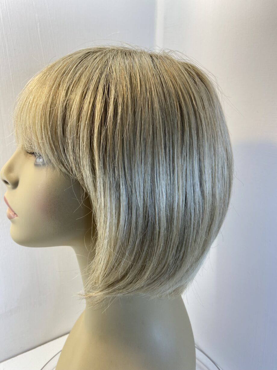 Rooted blonde mid length wig. Blms811