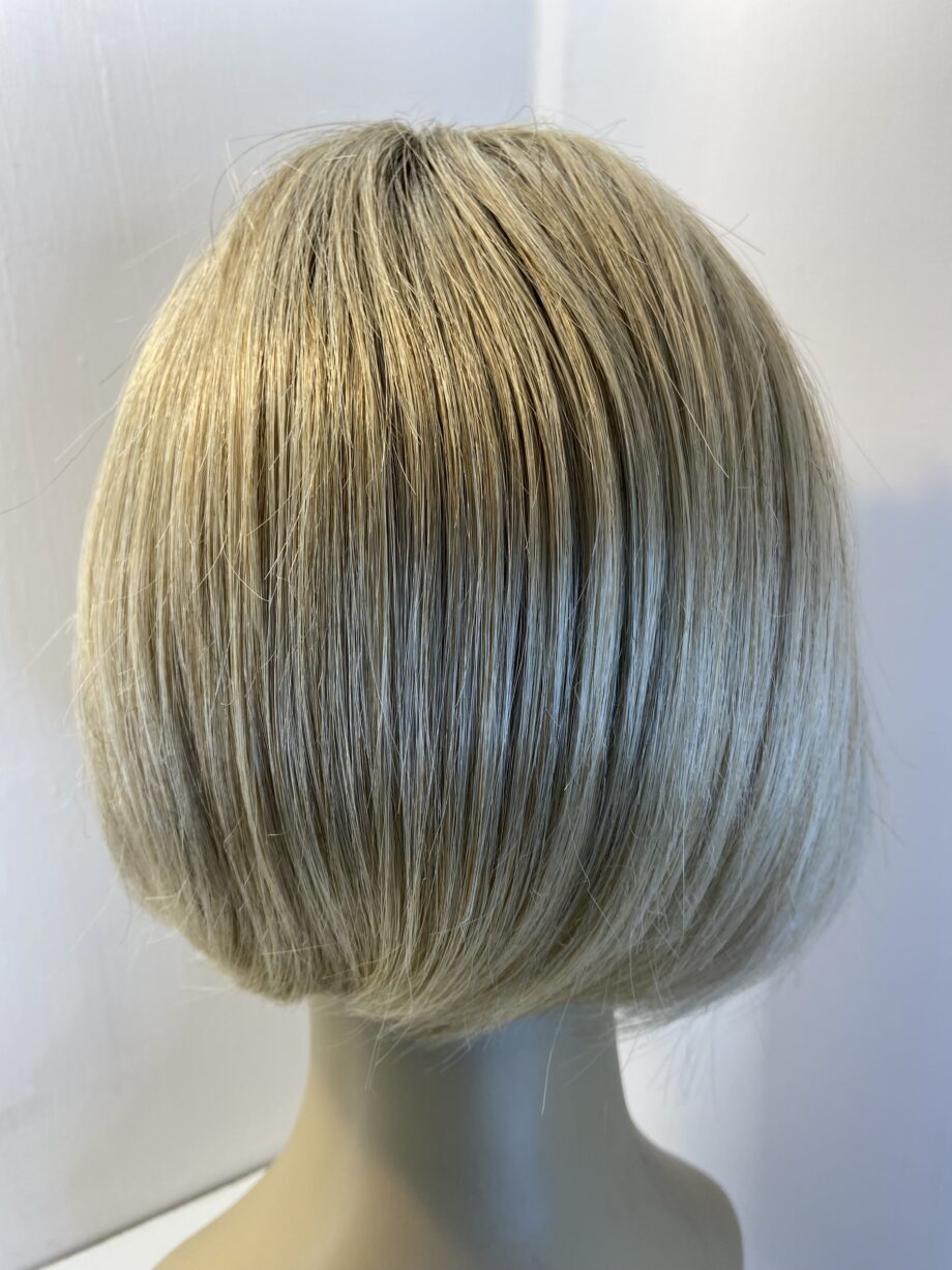 Rooted blonde mid length wig. Blms811