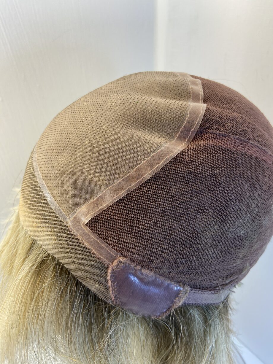 Rooted blonde mid length wig. Blms811