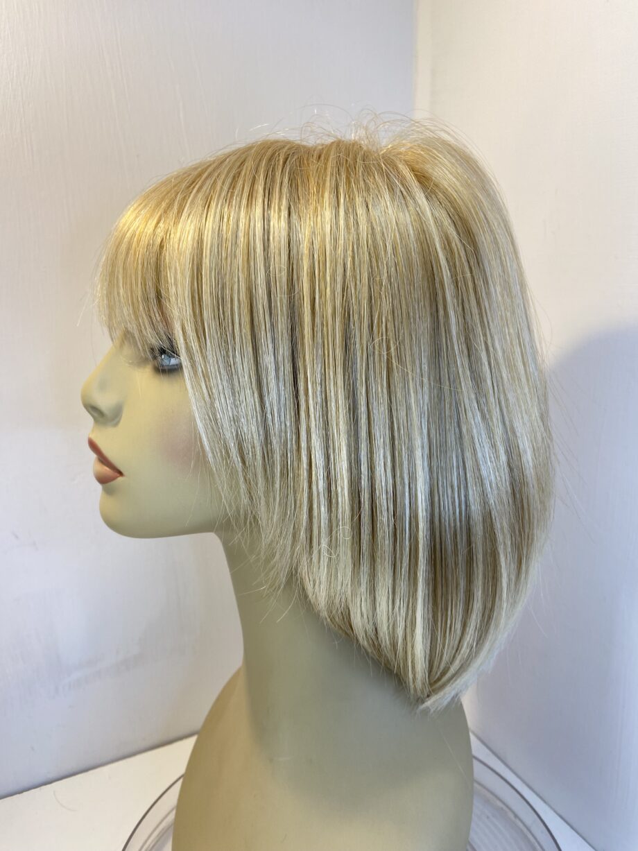 Rene of Paris blonde wig. Blms41