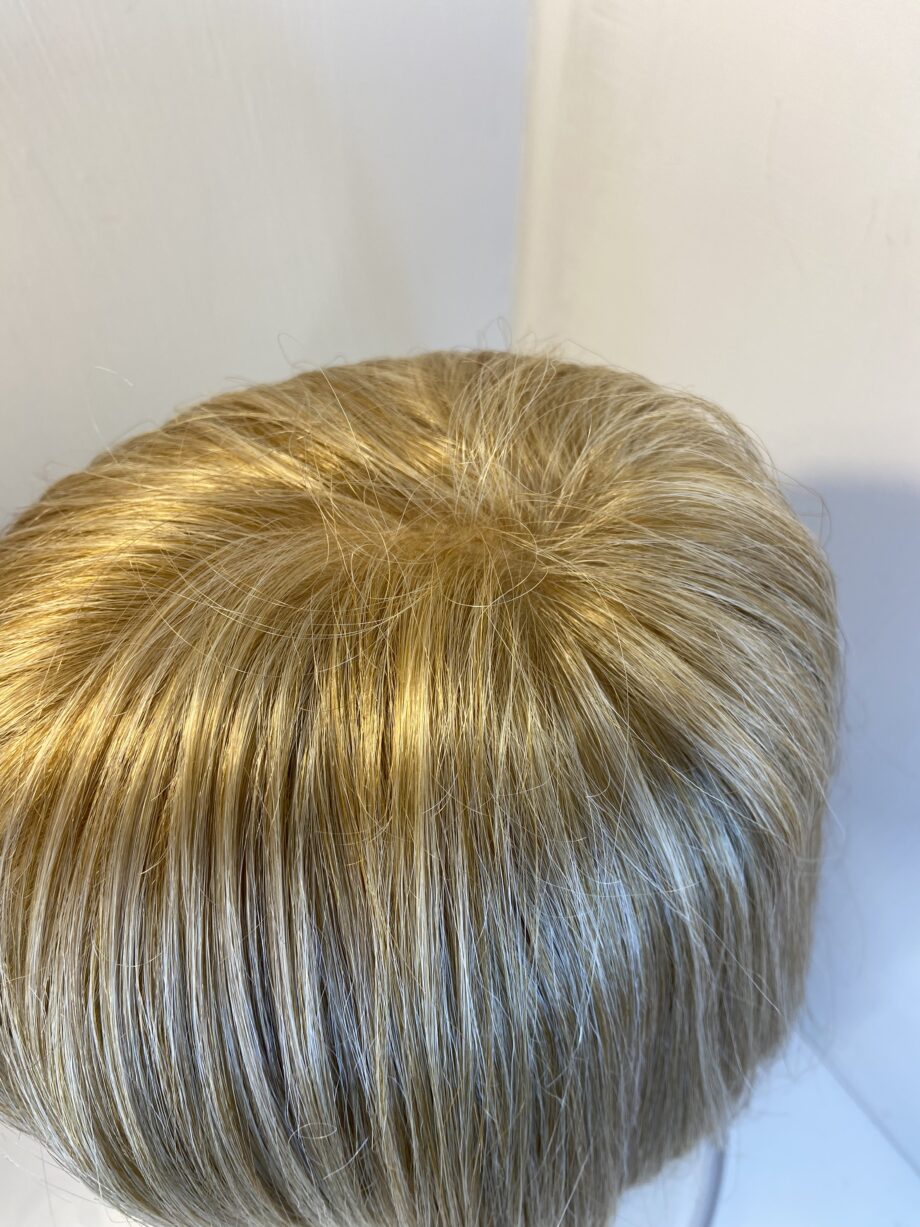 Rene of Paris blonde wig. Blms41
