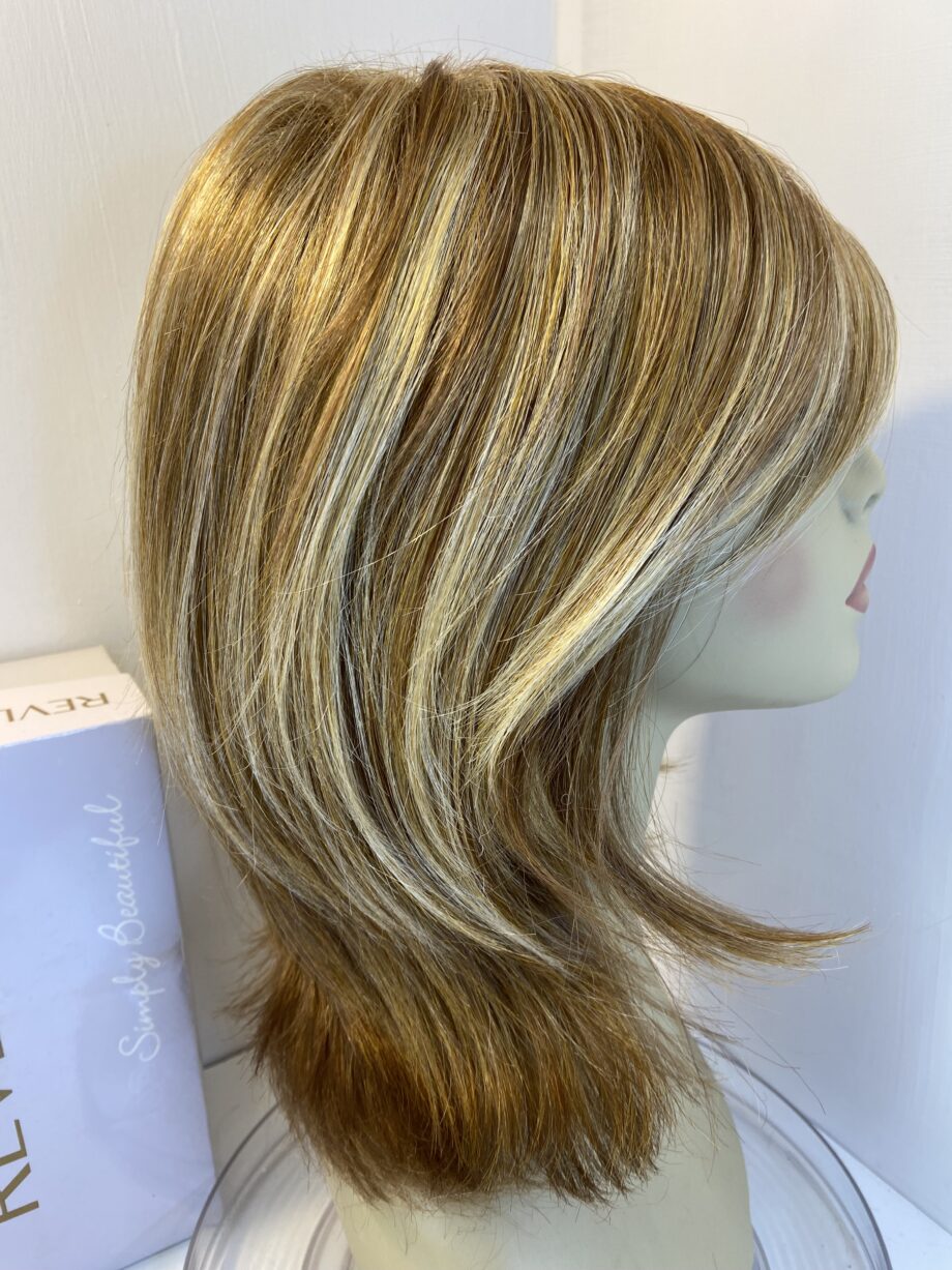 Stunning honey blonde wig. Bblls486