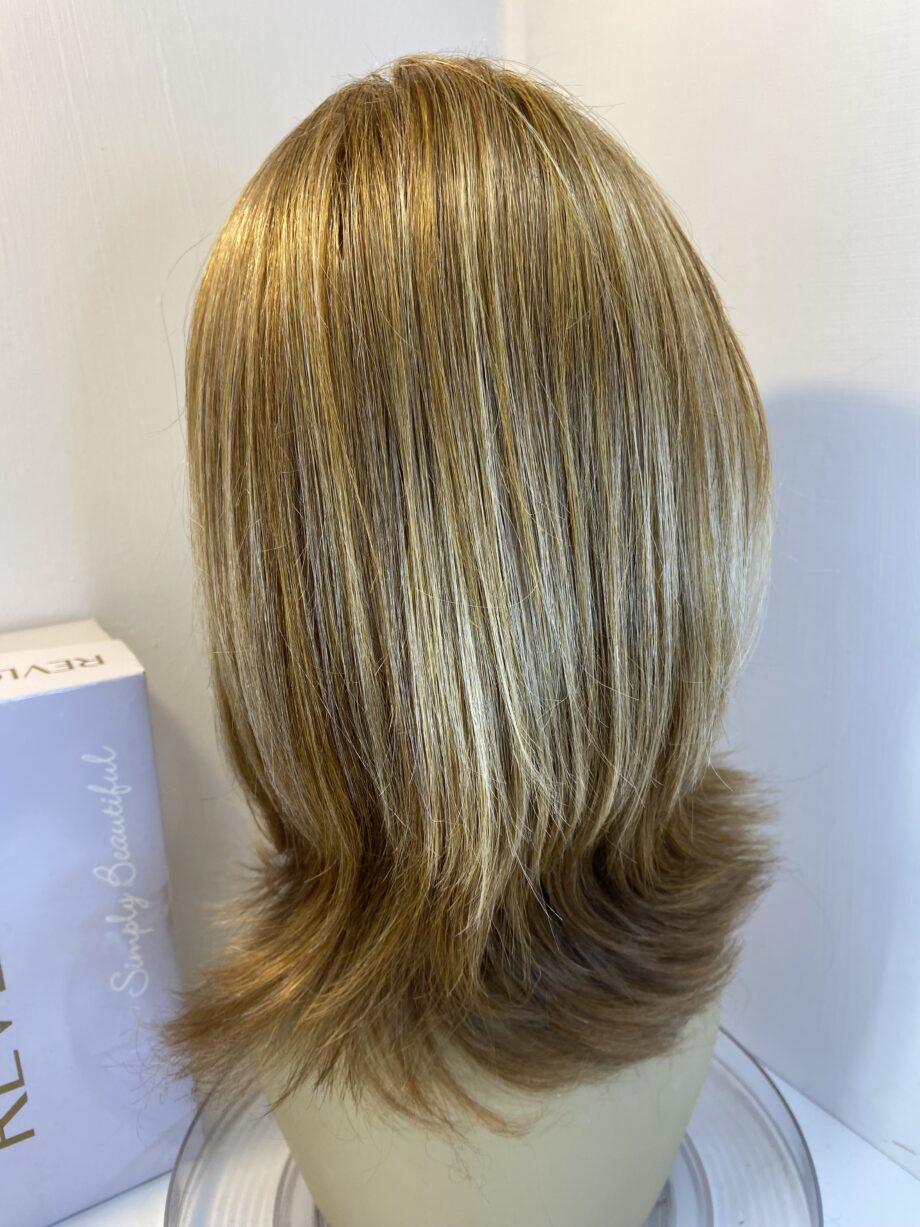 Stunning honey blonde wig. Bblls486