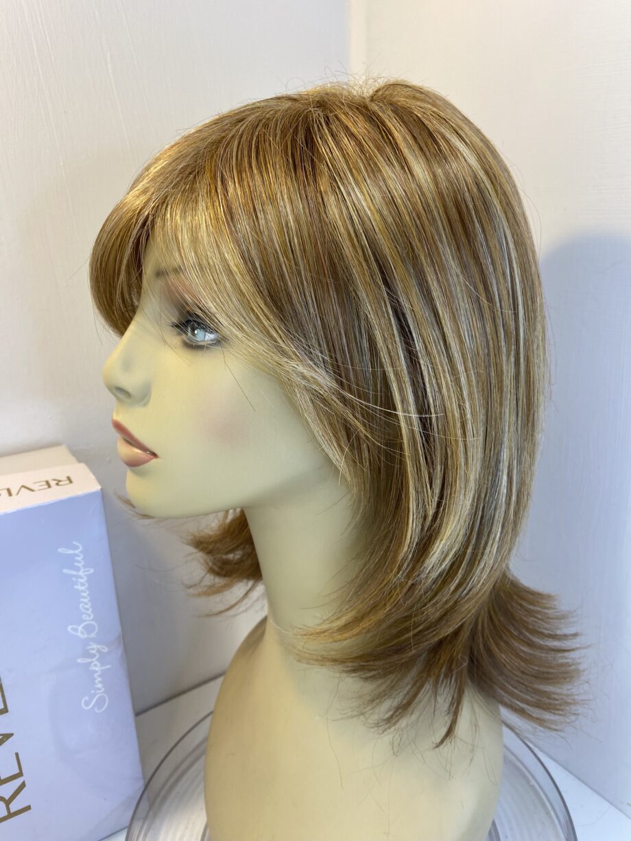 Stunning honey blonde wig. Bblls486
