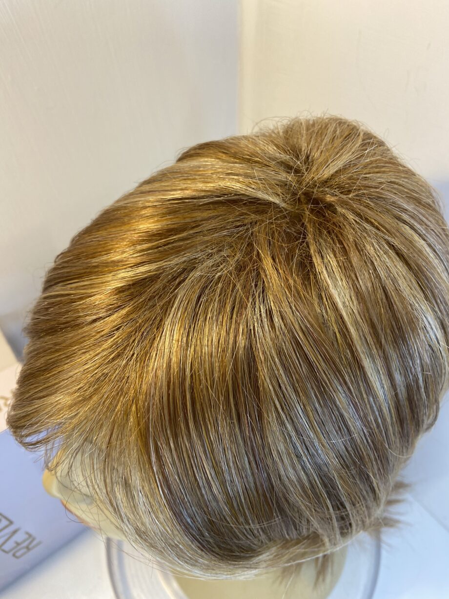 Stunning honey blonde wig. Bblls486
