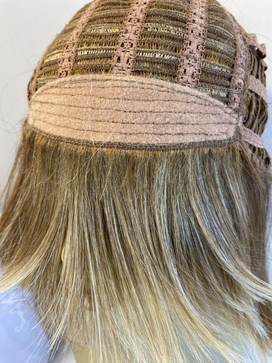 Stunning honey blonde wig. Bblls486